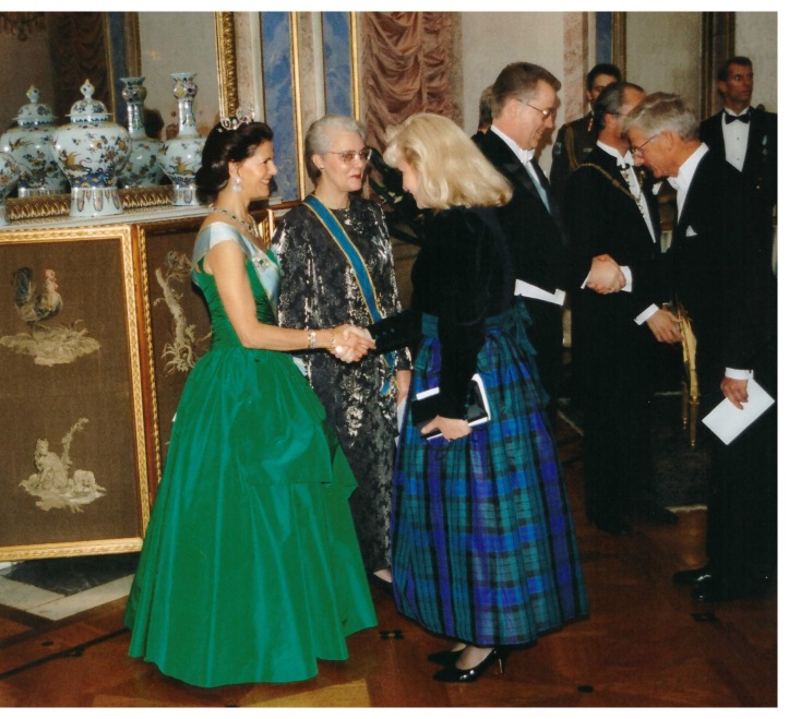 Sandra Veinberga sasveicinās ar Zviedrijas karalieni Silviju pieņemšanā pie karaļa sakarā ar Latvijas prezidenta G. Ulmaņa pirmo oficiālo vizīti Zviedrijā 1996. gadā